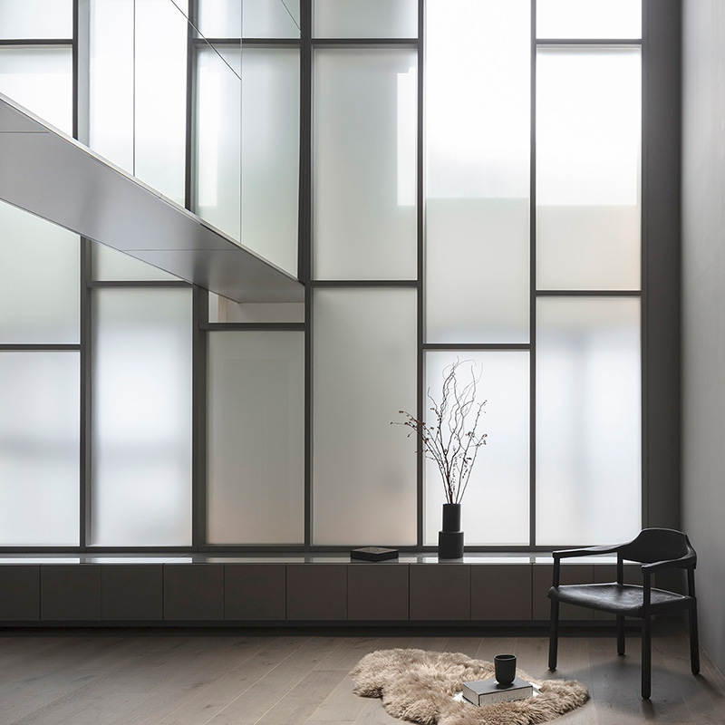 フォルム・木村浩一建築研究所は滋賀県草津市にある設計事務所です。住宅や店舗として設計した事例ではコストパフォーマンスにも優れ、ハウスメーカーによる住宅と比較しても同等程度の費用で実現することが可能です。また、設計した建物は、日本だけでなく世界中の建築メディアから注目を集めています。今までに設計した住宅は、「空間的な面白さ」と「住み手の豊かな生活」の両方を兼ね備えた建築として高く評価されています。
